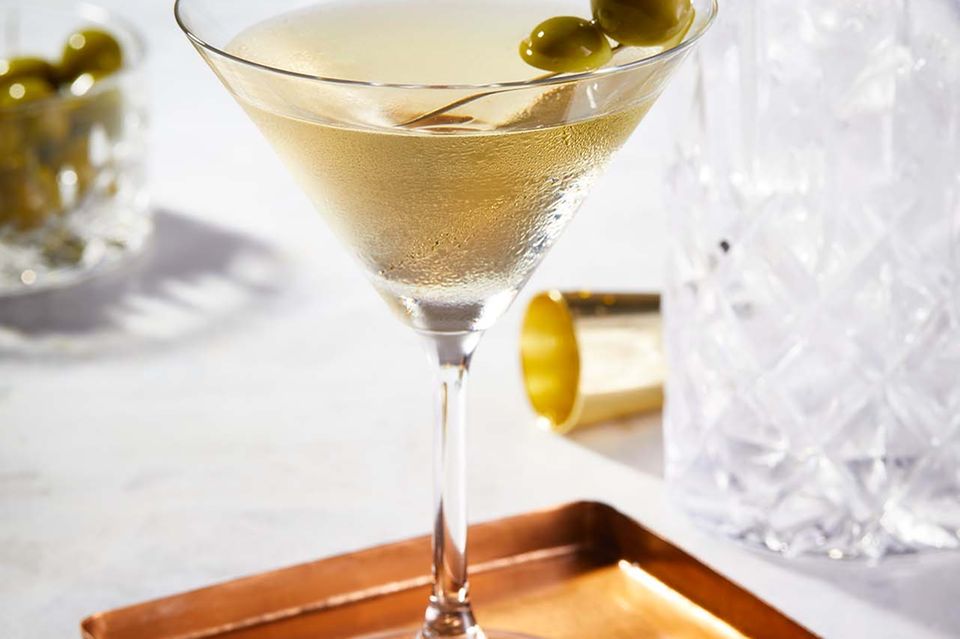 Im „Dirty Martini“ mit Gin bilden Wacholder und Olive ein köstliches Duo