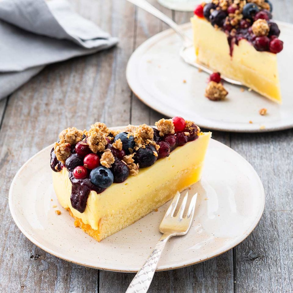 Haferstreuselkuchen mit Pudding und Beeren Rezept - [ESSEN ...