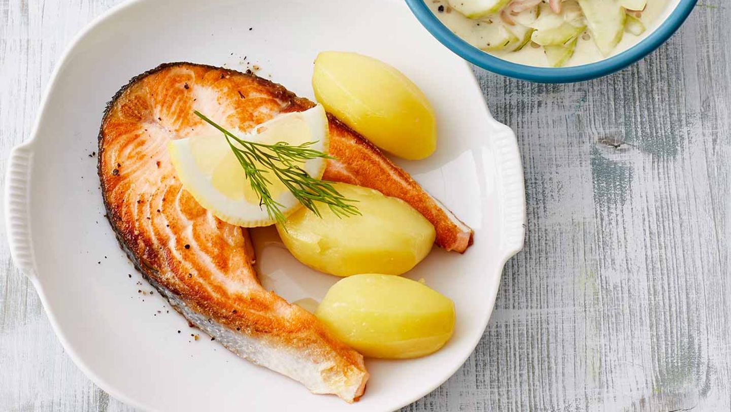 Lachs mit cremigem Gurkensalat Rezept