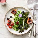 Rauke-Kräuter-Salat mit Bimi, Mozzarella und Feigen