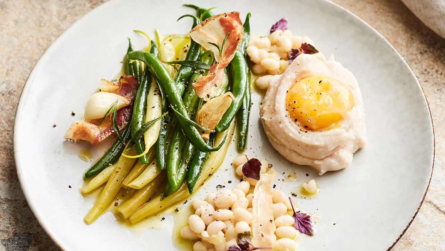 Salat von dreierlei Bohnen mit Speck und pochiertem Eigelb Rezept