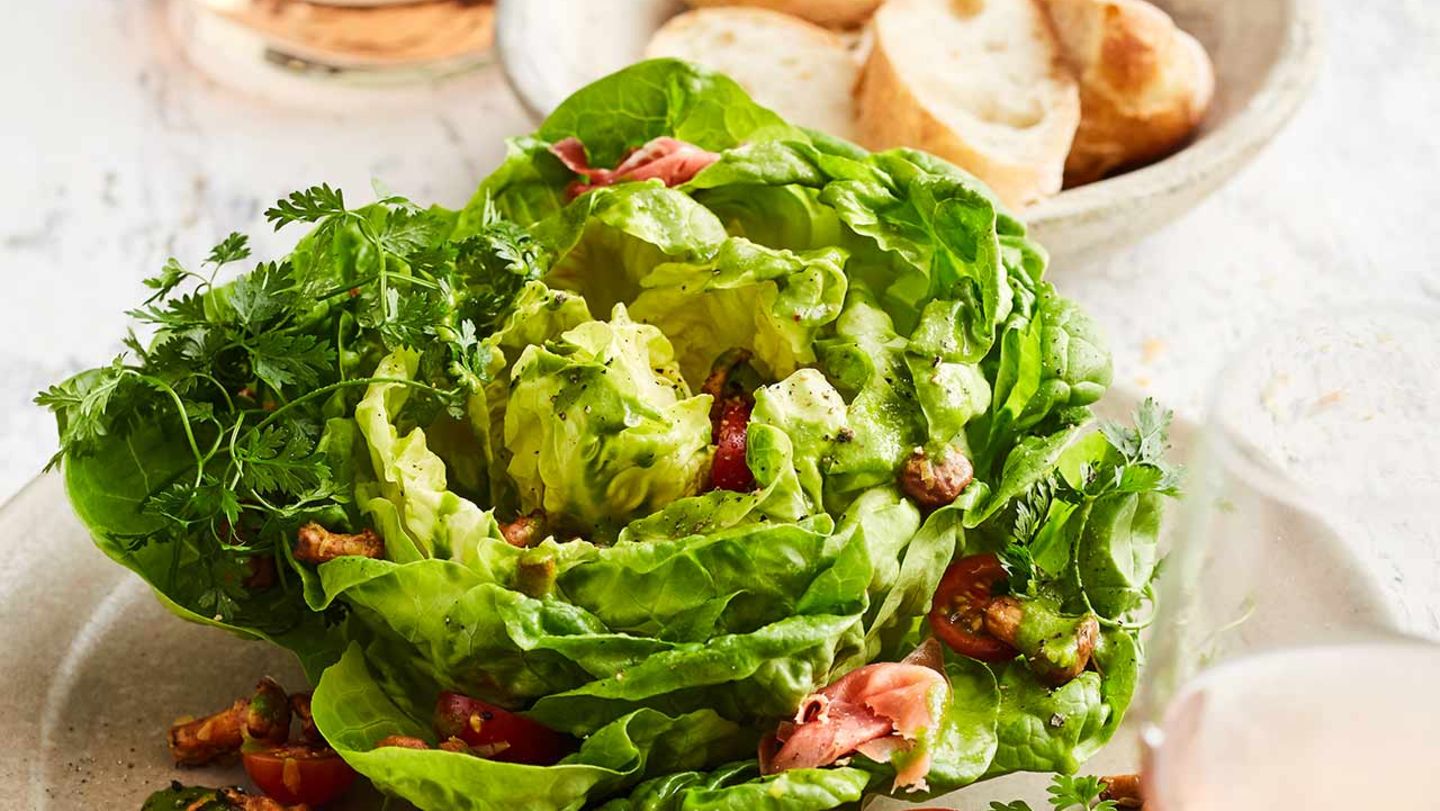 Kopfsalat mit Pfifferlingenund Serrano-Schinken Rezept