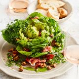 Kopfsalat mit Pfifferlingen und Serrano-Schinken