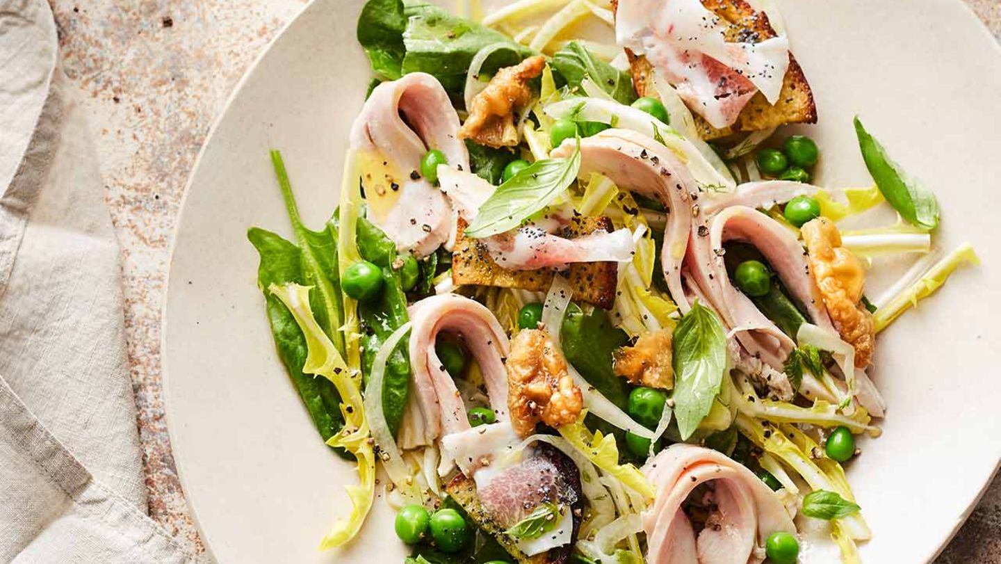 Löwenzahnsalat mit Erbsen, Fenchel und Hähnchenbrust Rezept