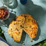 Cheddar-Scones mit Feigen-Zwiebel-Marmelade