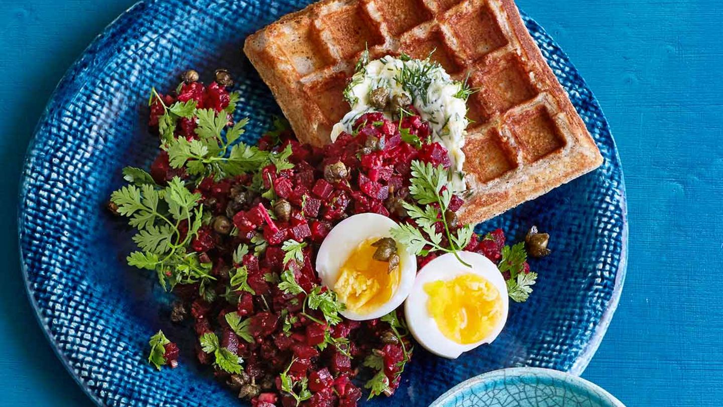 Rote-Bete-Tatar mit Buchweizenwaffeln und Dillbutter Rezept