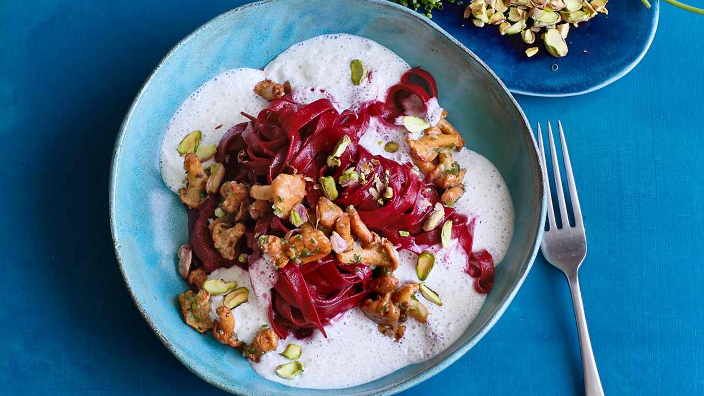 Rote-Bete-Tagliatelle mit Pfifferlingen und Pistazien Rezepte