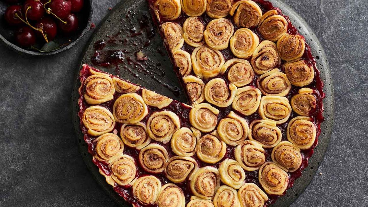 Kirsch-Pie mit Zimtschnecken-Deckel Rezept