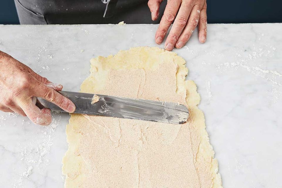 Kirsch-Pie: Schritt 3, Teig ausrollen, mit Zimtbutter bestreichen