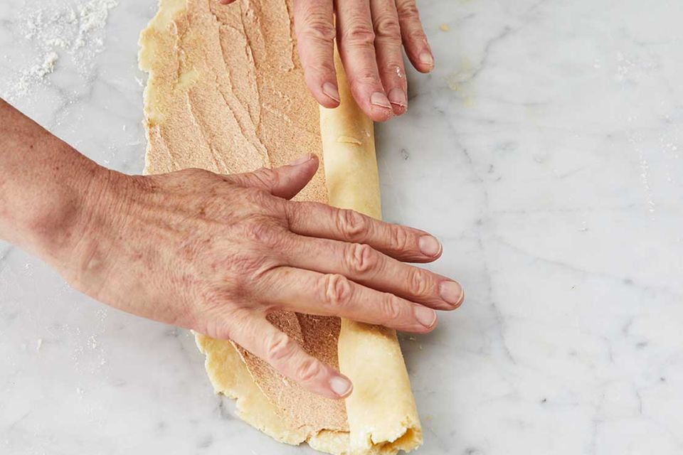 Kirsch-Pie: Schritt 4, Teig mit Zimtbutter aufrollen