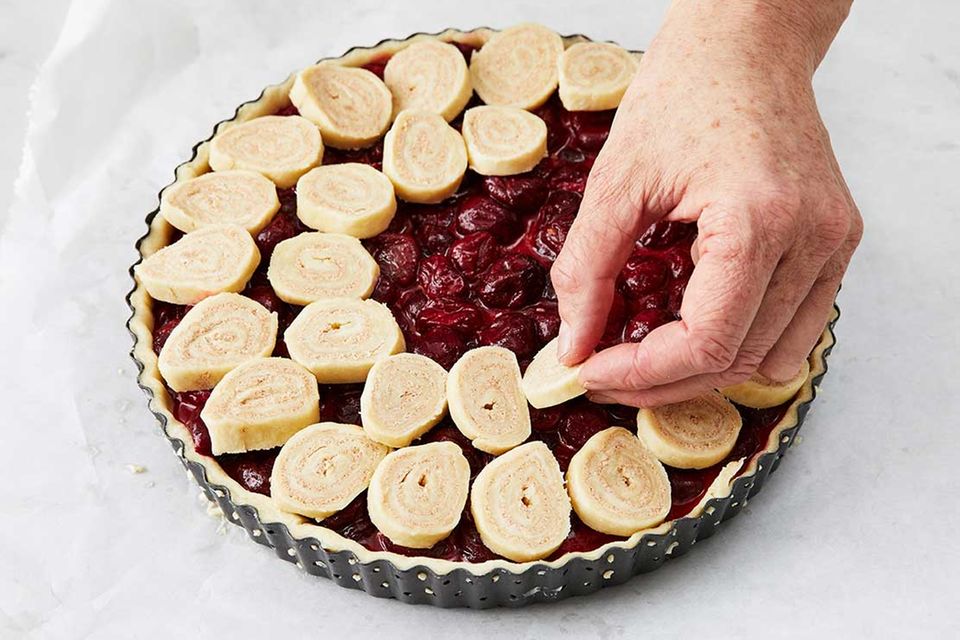 Kirsch-Pie: Schritt 7, Zimtschnecken-Deckel legen