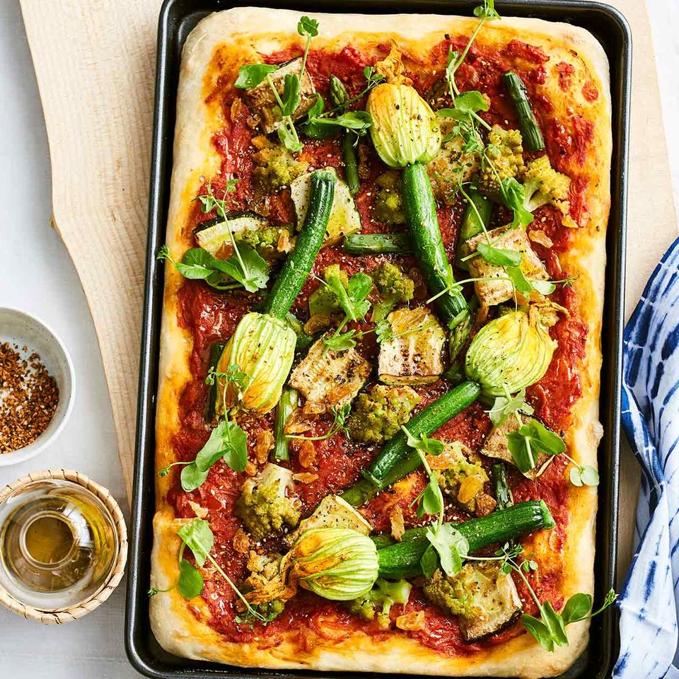 Gemüse-Pizza mit gefüllten Zucchiniblüten