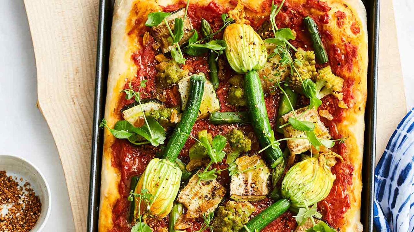 Gemüse-Pizza mit gefüllten Zucchiniblüten Rezept