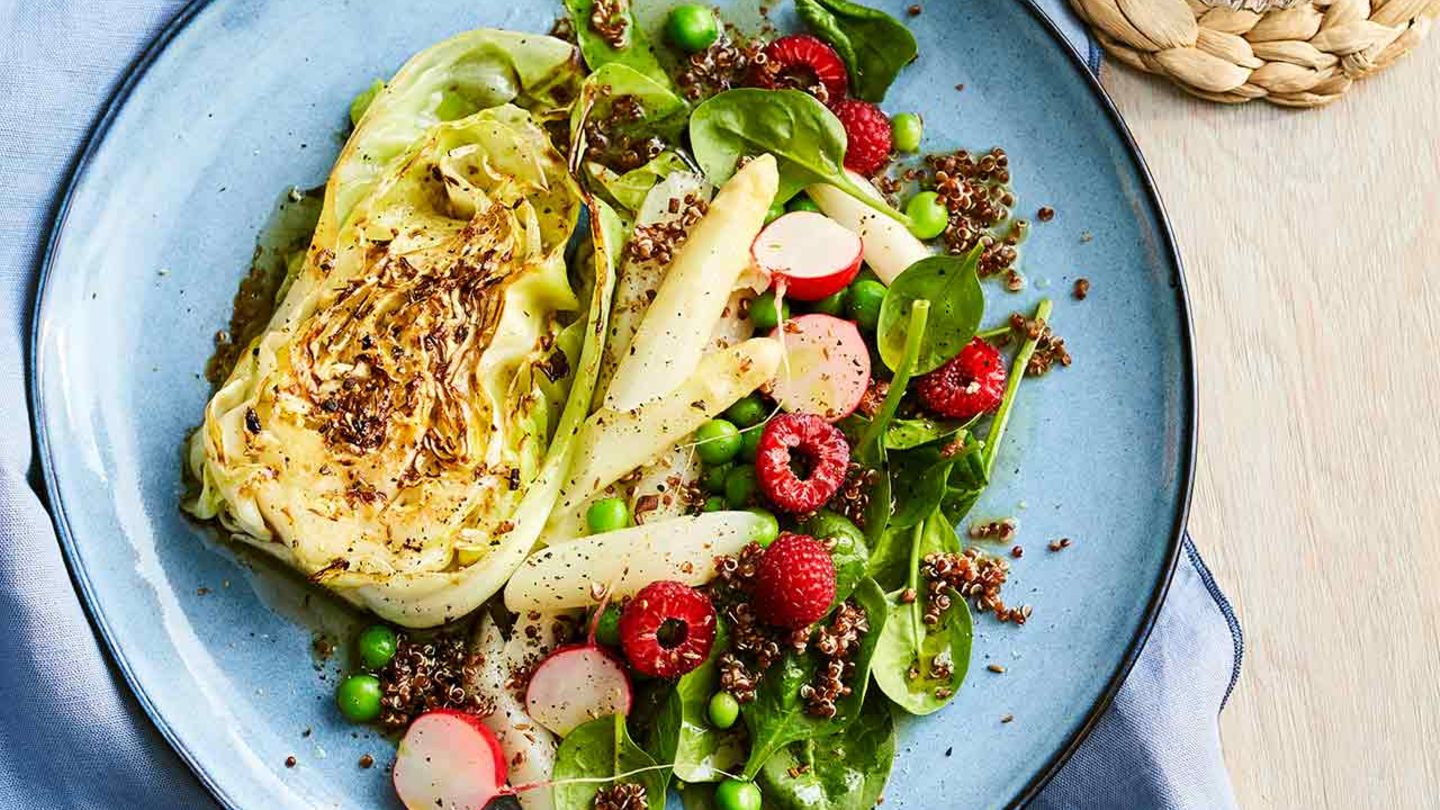 Spitzkohl-Steak mit Quinoa-Spinat-Salat Rezept