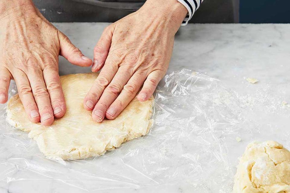 Kirsch-Pie: Schritt 2, Teig ausrollen. einwickeln