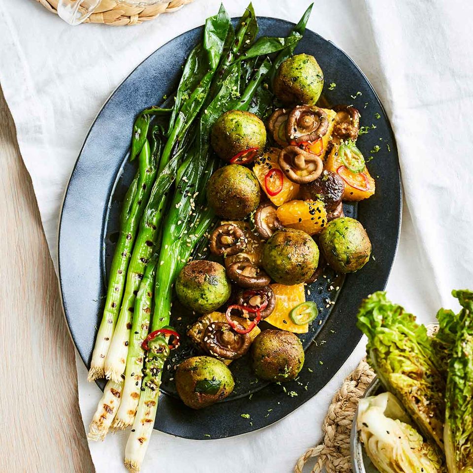 Spinatballchen Mit Gegrillten Fruhlingszwiebeln In Teriyakisauce Rezept Essen Und Trinken