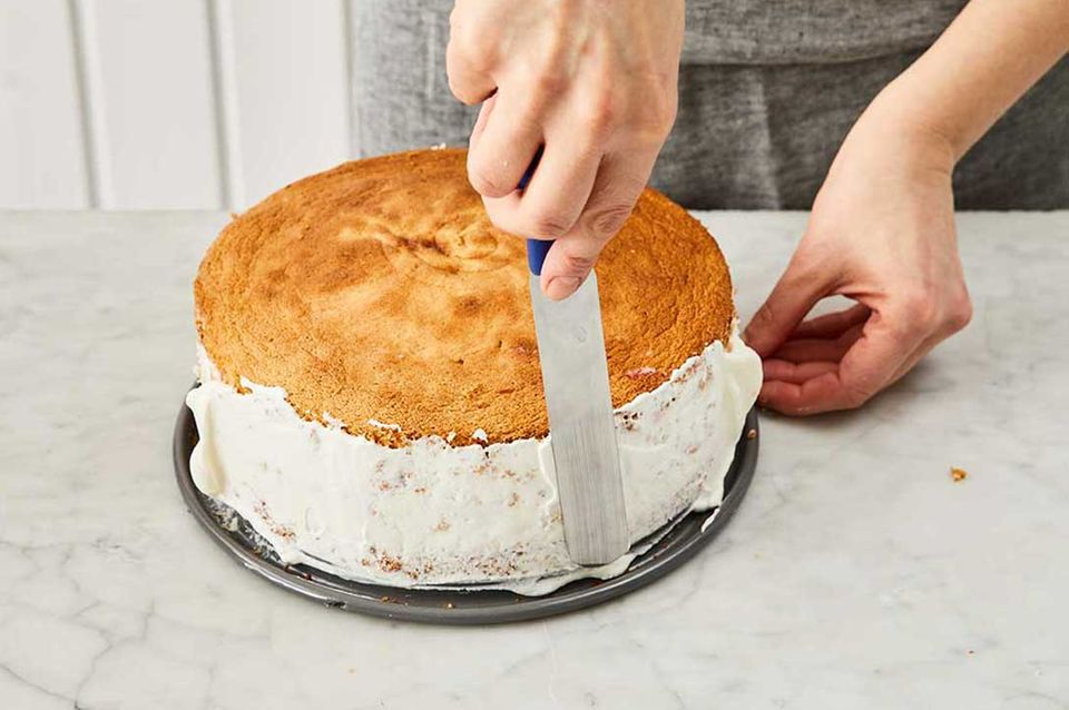 Kokos-Himbeer-Torte: Schritt 9, Tortenrand garnieren
