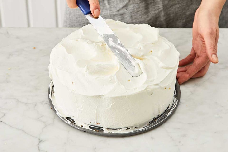 Kokos-Himbeer-Torte: Schritt 10, Oberfläche garnieren
