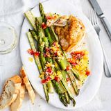Marinierter Ofenspargel mit Perlhuhnbrust