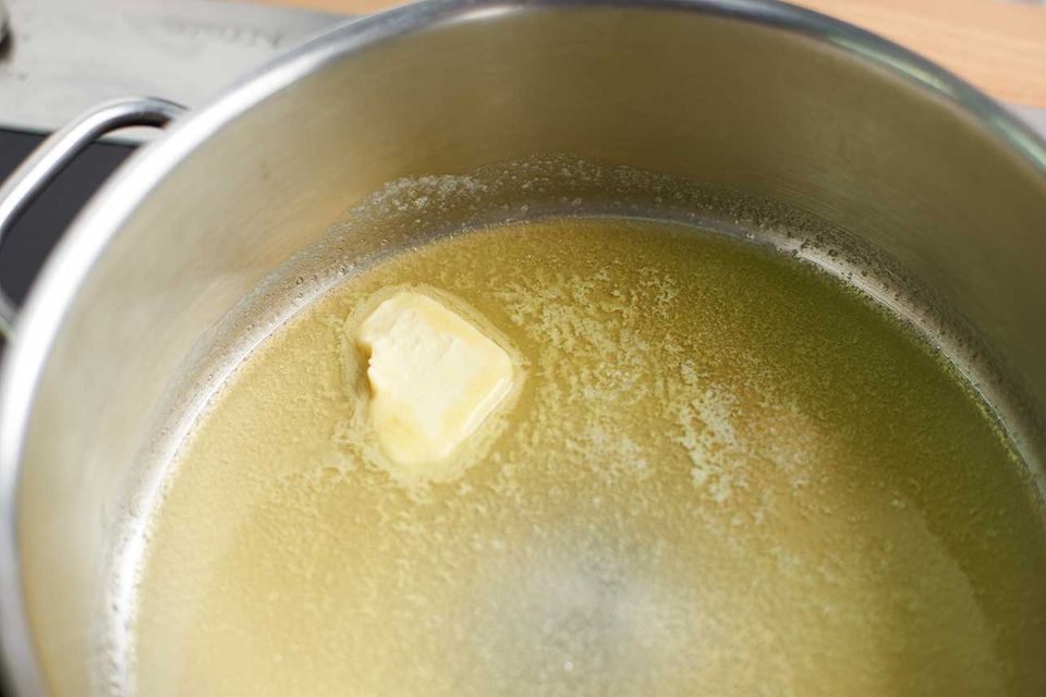Butter in einem Topf zerlassen