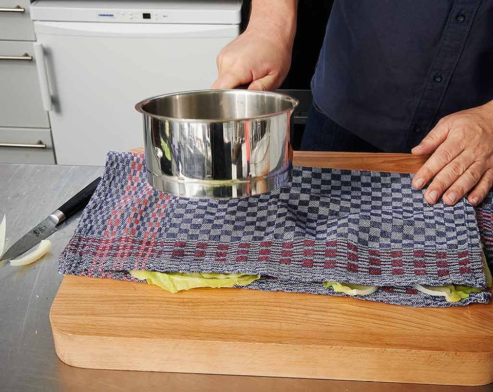 Kohlrouladenblätter mit Topf flachklopfen Kohlrouladenblätter mit Topf flachklopfen