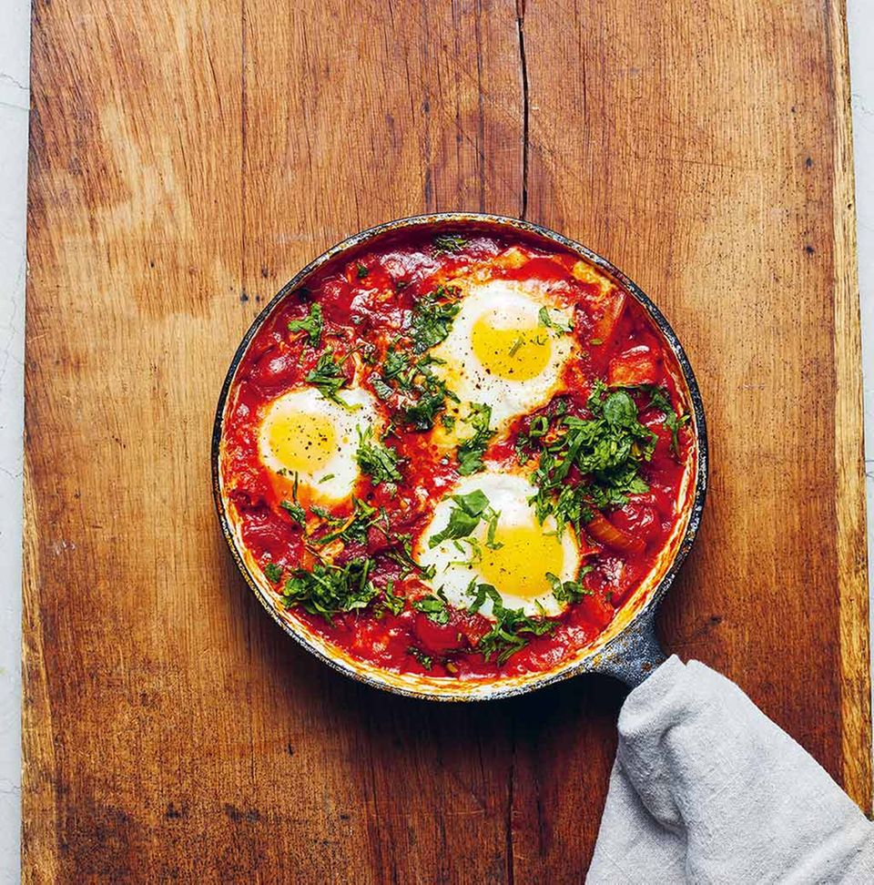 Shakshuka: Tomaten-Chili-Eintopf mit pochierten Eiern Shakshuka: Tomaten-Chili-Eintopf mit pochierten Eiern