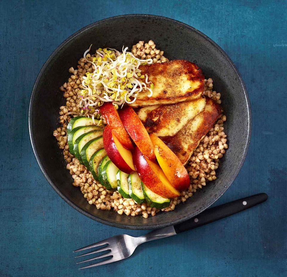 Buchweizen-Bowl mit Halloumi Buchweizen-Bowl mit Halloumi
