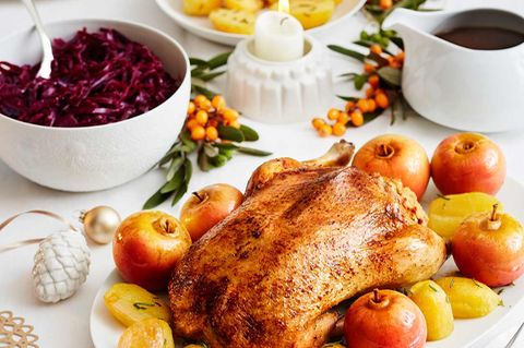 Ente mit Walnuss-Hefeteig-Füllung, Rotkohl und Rosmarinkartoffeln Ente mit Walnuss-Hefeteig-Füllung, Rotkohl und Rosmarinkartoffeln