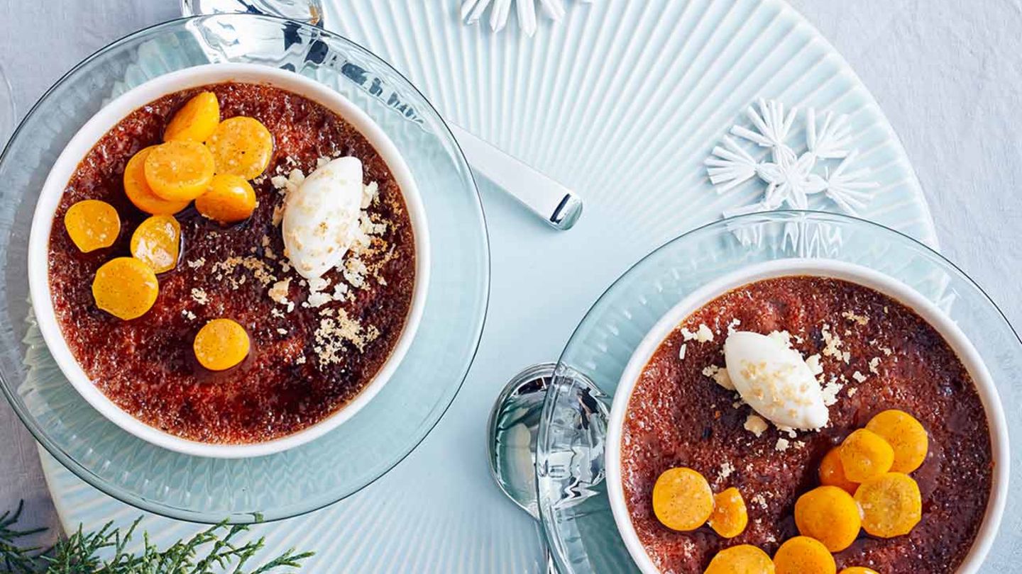 Schokoladen-Macadamia-Crème-brûlée mit Milcheis und Physalis-Ragout Rezept