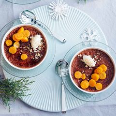 Schokoladen-Macadamia-Crème-brûlée mit Milcheis und Physalis-Ragout