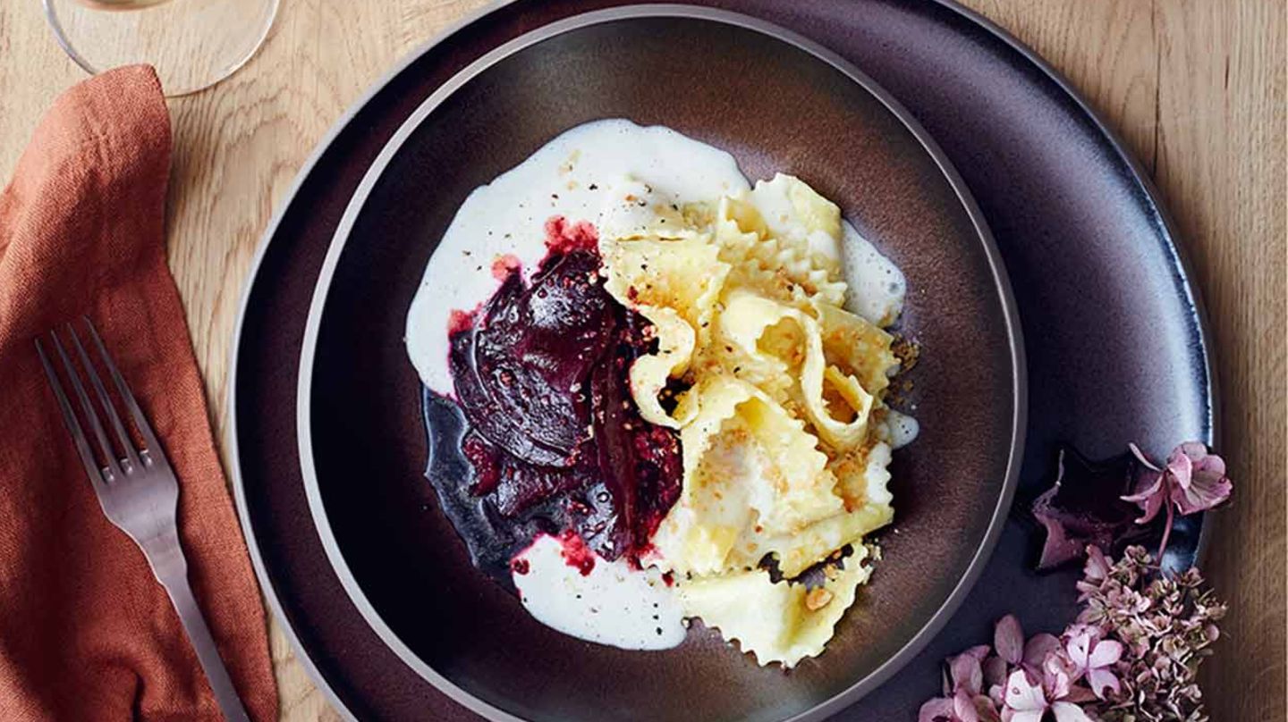Rote Bete mit Nussbröseln, breiten Nudeln (Maltagliati) und Fontina-Sauce Rezept