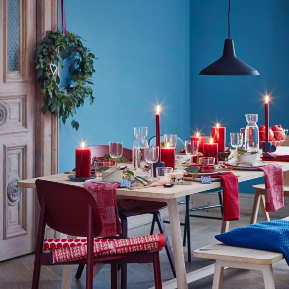 Esstisch weihnachtlich gedeckt mit Kerzen von living at home