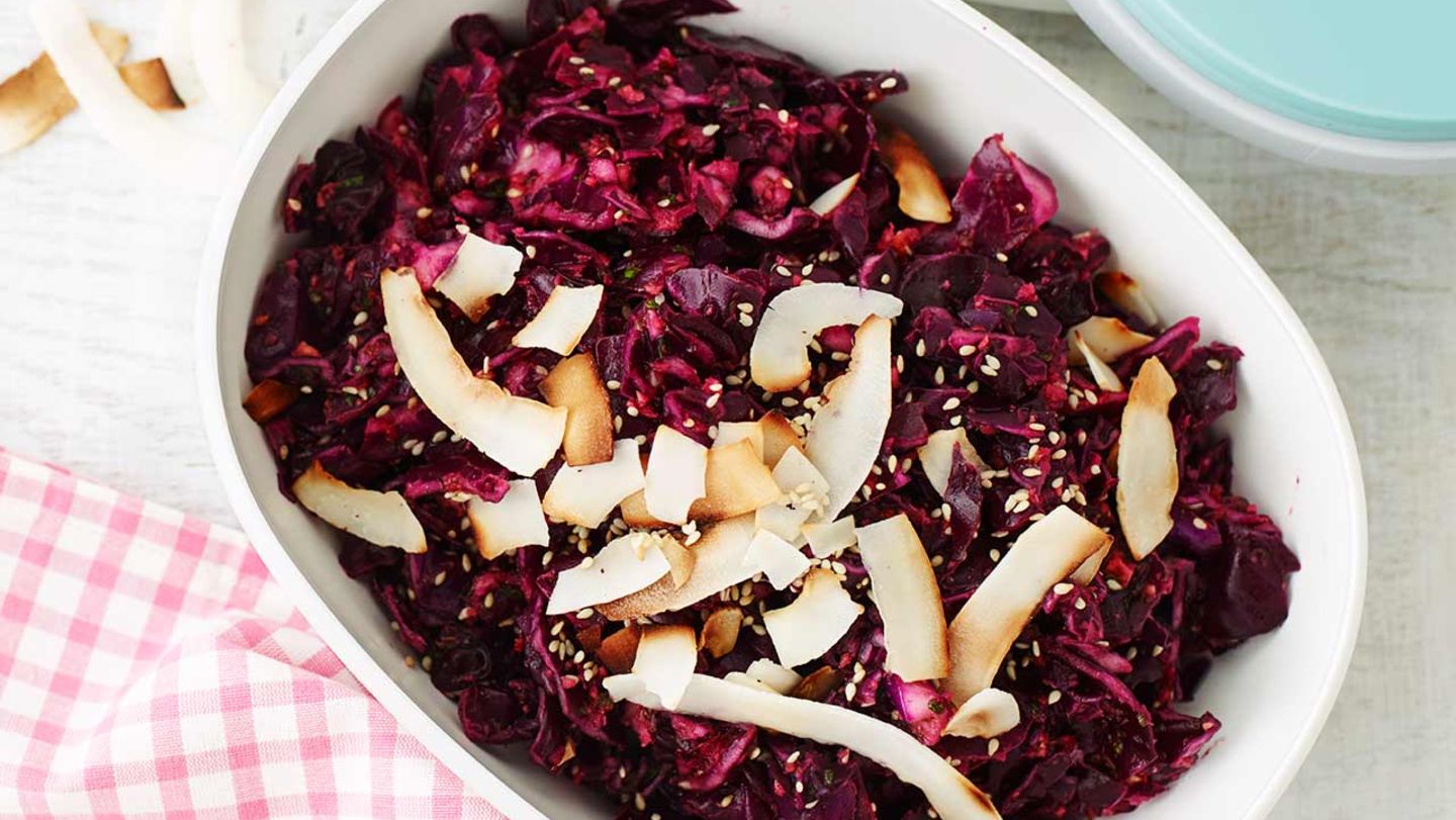 Rotkohlsalat mit Kokos-Chips: Thermomix ® Rezept