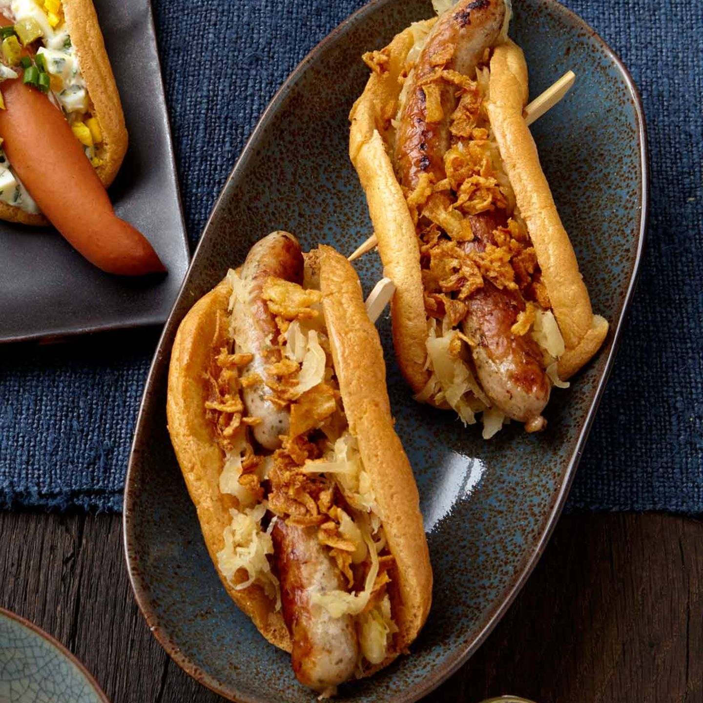 Low-Carb-Hotdog mit Sauerkraut