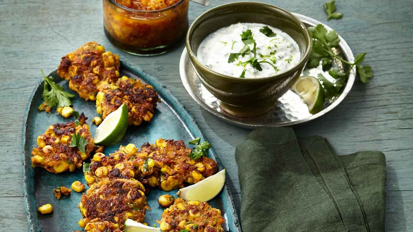 Mais-Möhren-Pakoras und Tomaten-Pfirsich-Chutney Rezept - [ESSEN UND ...