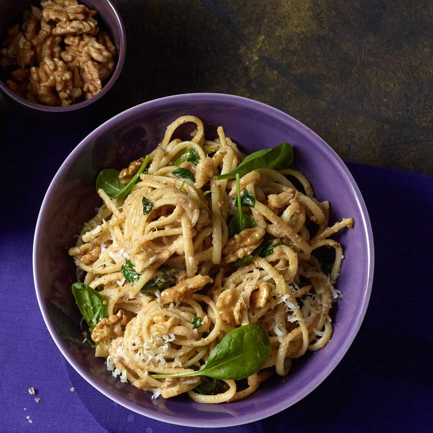 Linguine mit Baby-Spinat und Walnuss-Pesto