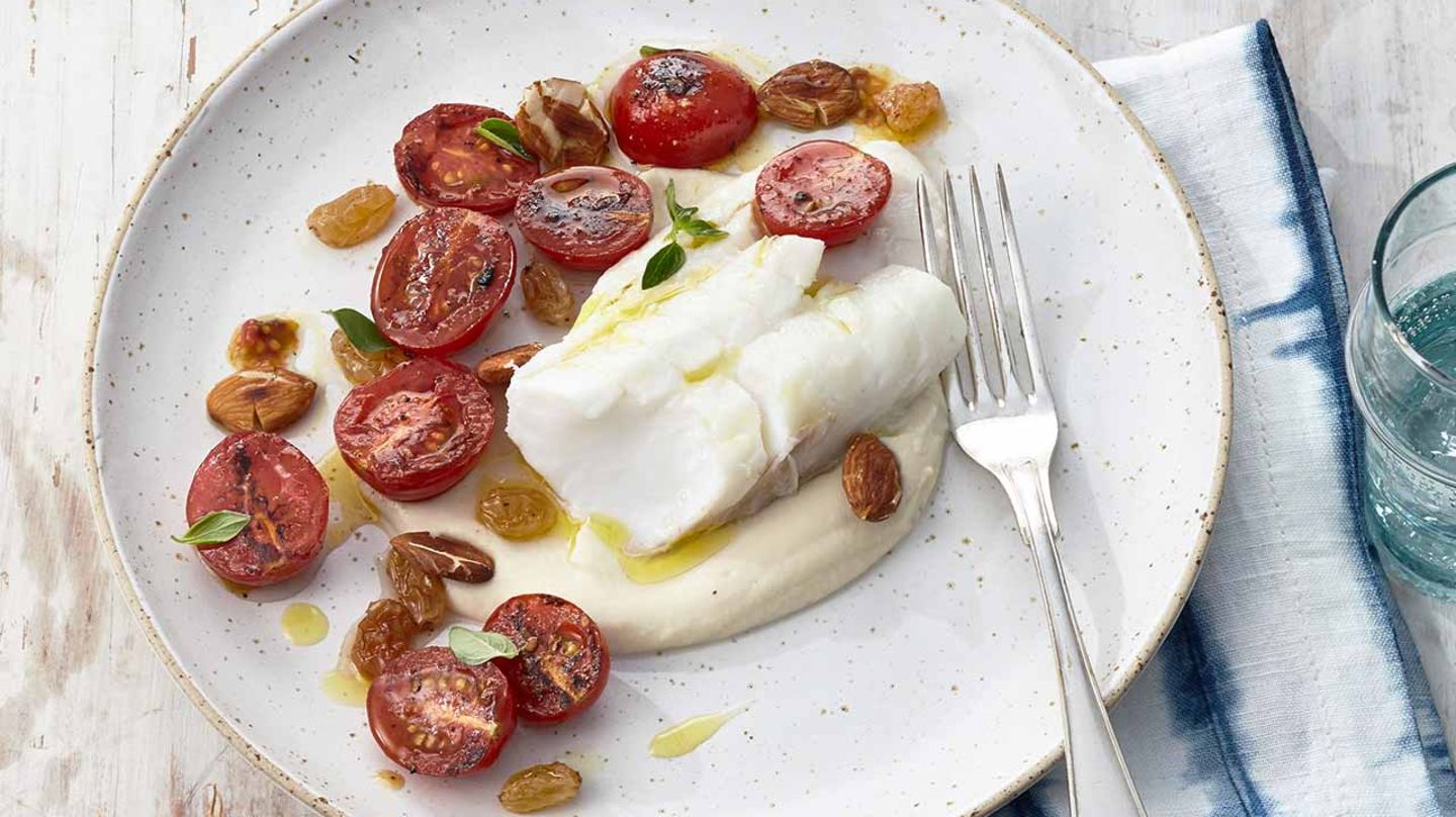 Confierter Kabeljau mit Bohnen-Mandel-Creme, Tomaten und Rosinen Rezept