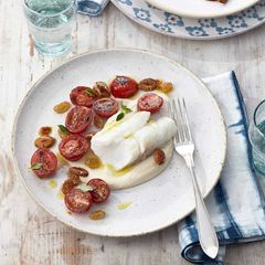 Confierter Kabeljau mit Bohnen-Mandel-Creme, Tomaten und Rosinen