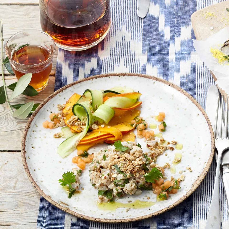 Wolfsbarsch-Tatar mit Kürbis-Gurken-Salat und Melonen-Salsa