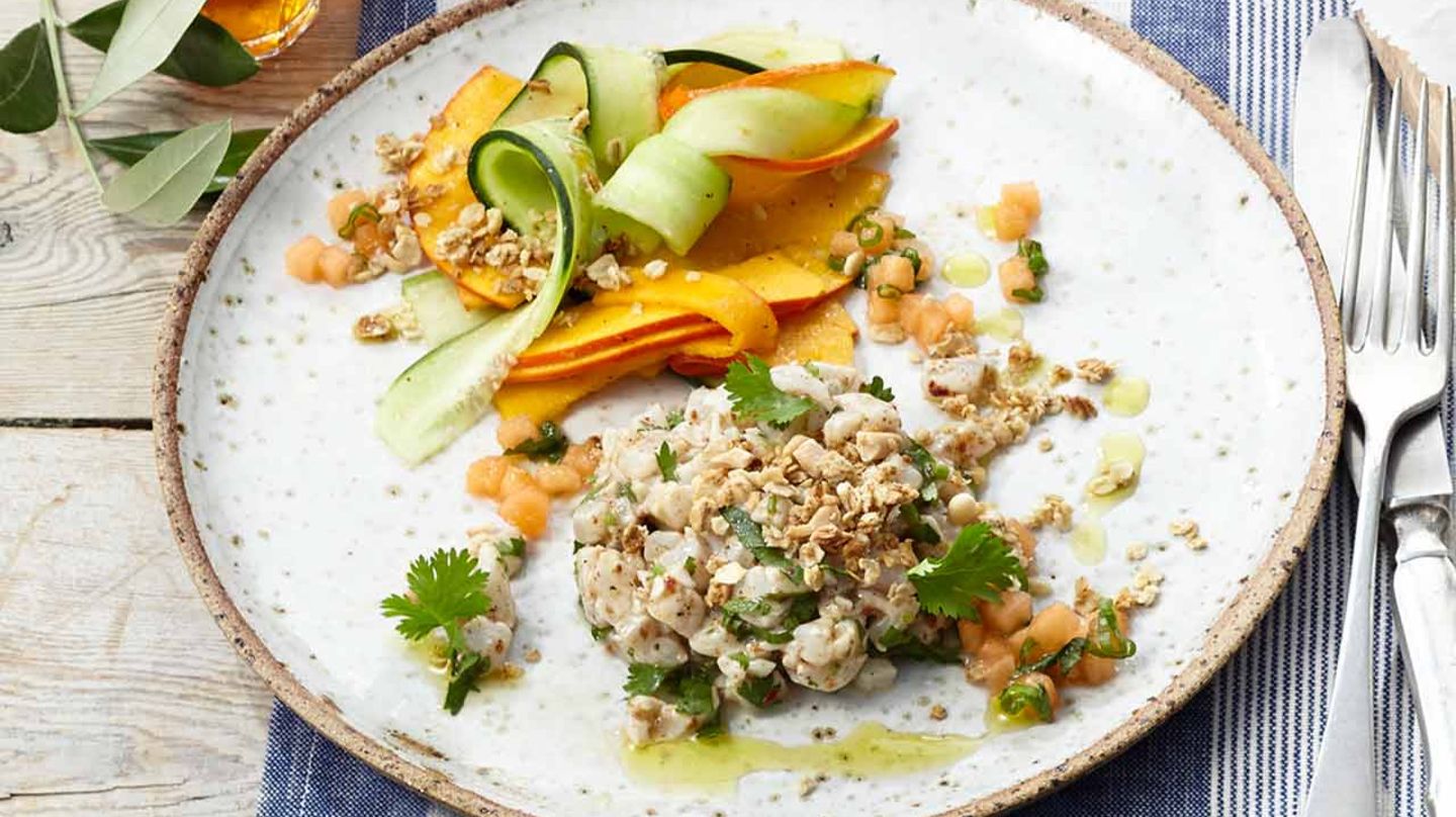 Wolfsbarsch-Tatar mit Kürbis-Gurken-Salat und Melonen-Salsa Rezept