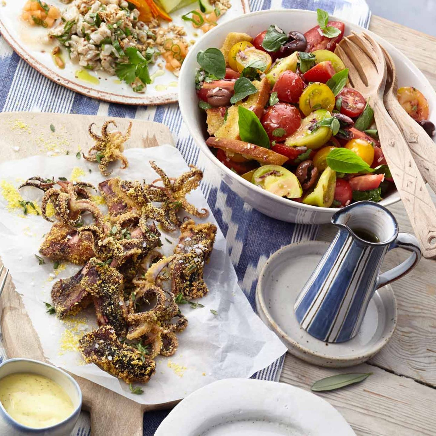 Calamaretti mit Orangenmayonnaise und Tomaten-Brot-Salat