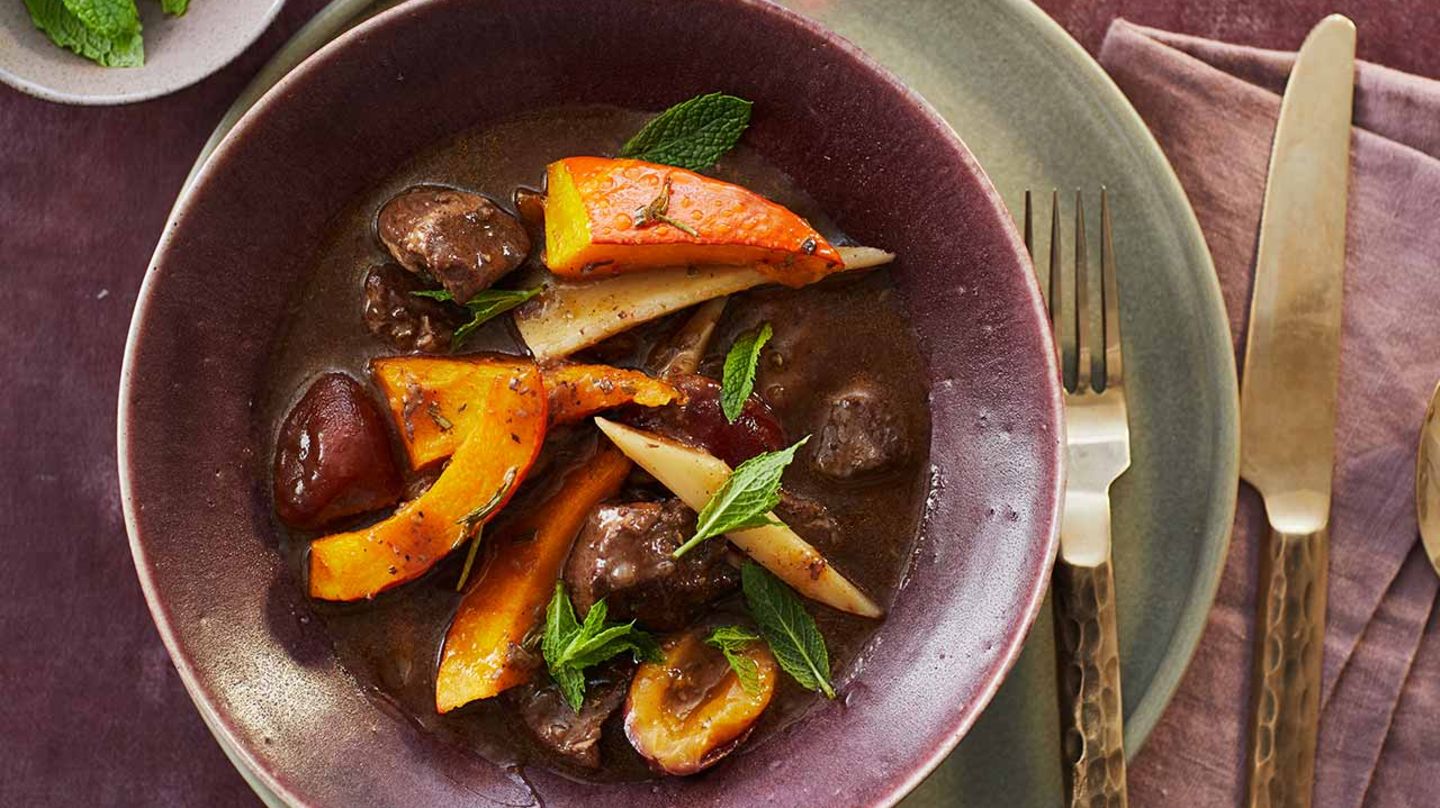 Lamm-Zwetschgen-Gulasch mit Ofenkürbis Rezept