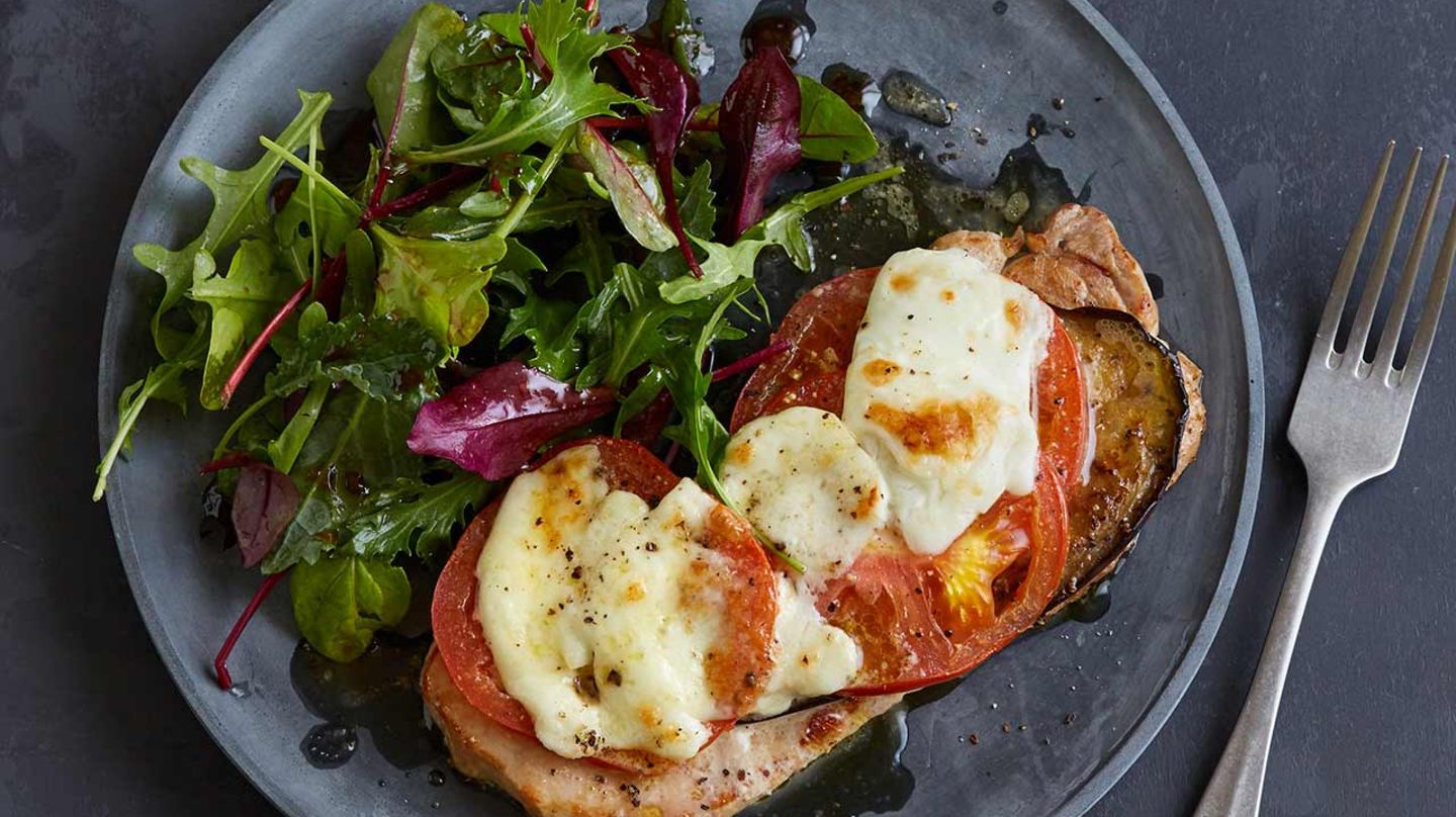 Überbackene Schnitzel mit Tomate, Mozzarella und Salat Rezept - [ESSEN ...