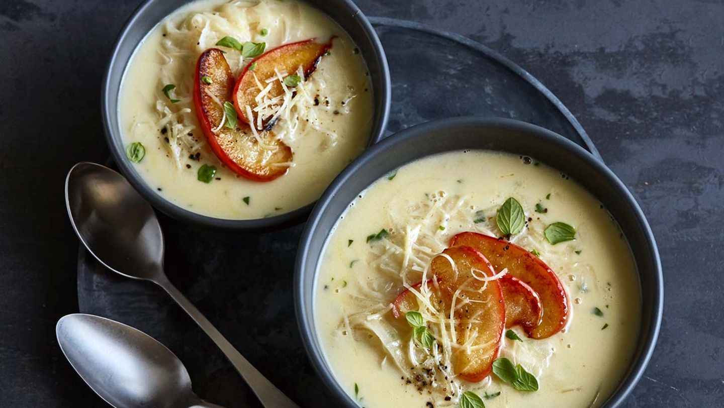 Zwiebelrahmsuppe mit gebratenen Äpfeln Rezept