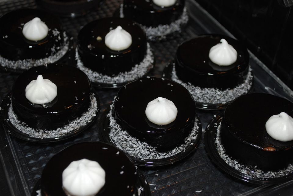 Kleine schwarze Törtchen auf dem Black Food Festival Kleine schwarze Törtchen auf dem Black Food Festival