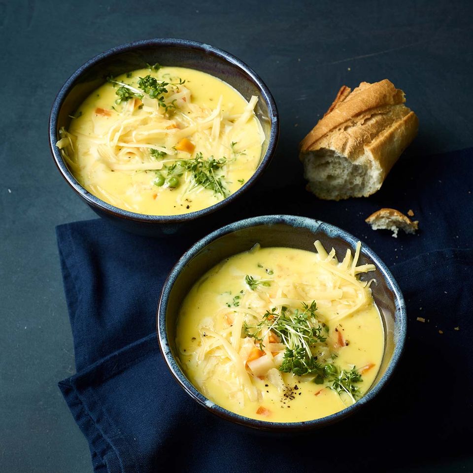 Cheese soup with peas