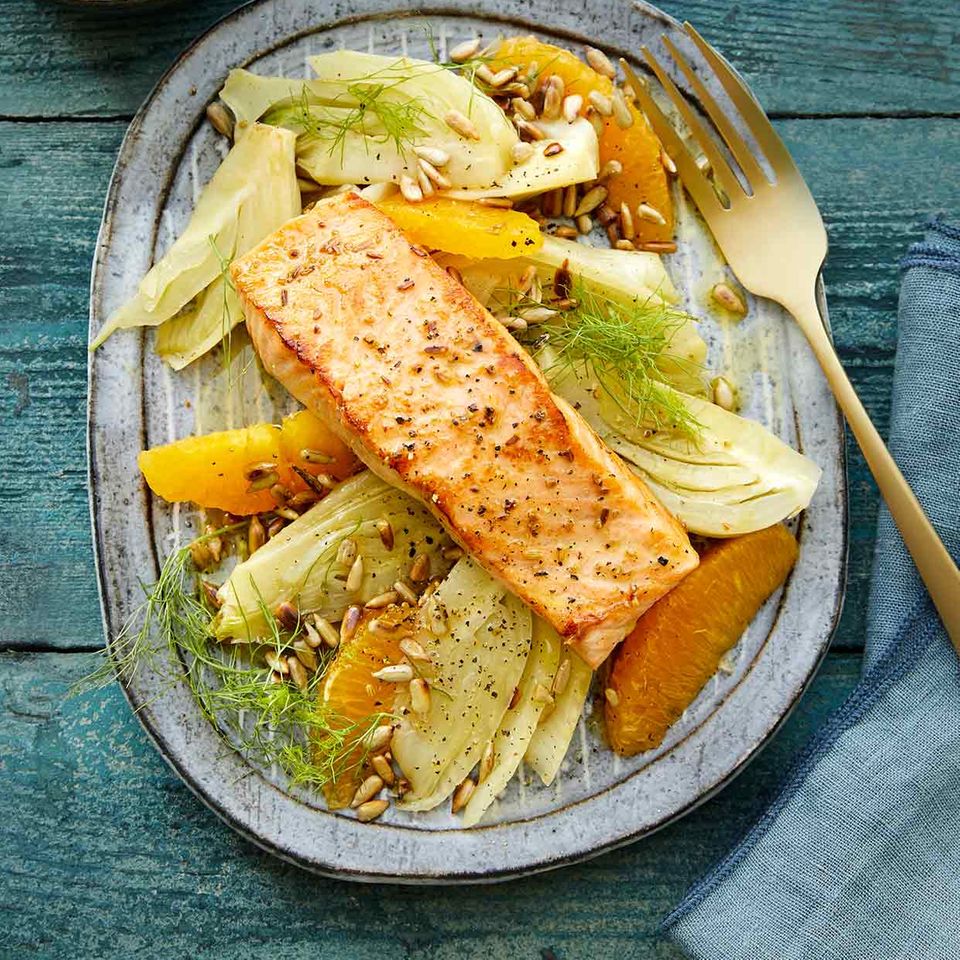 Lachsfilet mit Fenchel-Orangen-Gemüse Rezept - [ESSEN UND TRINKEN]