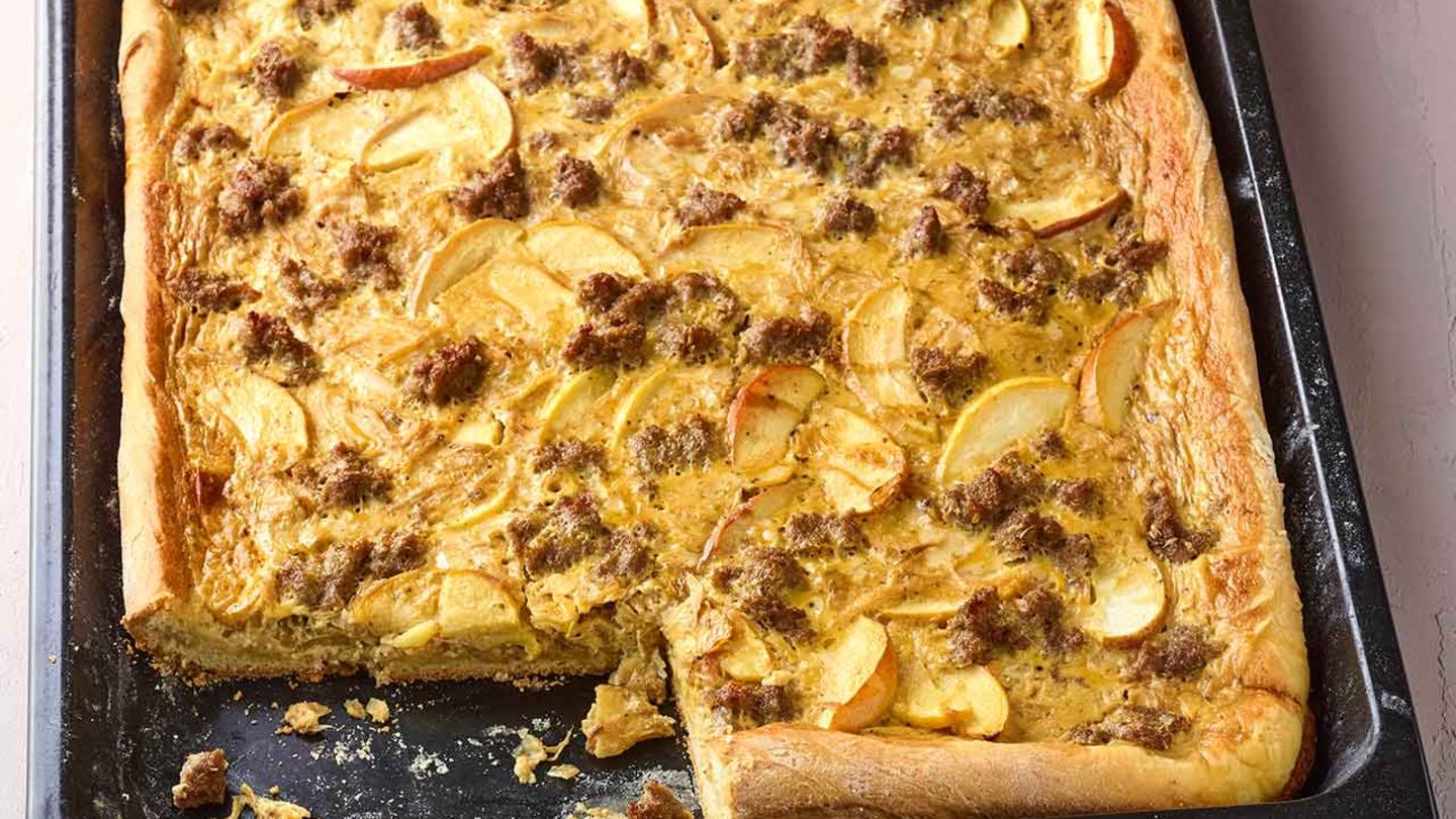 Apfel-Zwiebel-Kuchen mit Mett Rezept