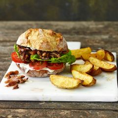 Pulled Pilz-Burger mit Backkartoffeln