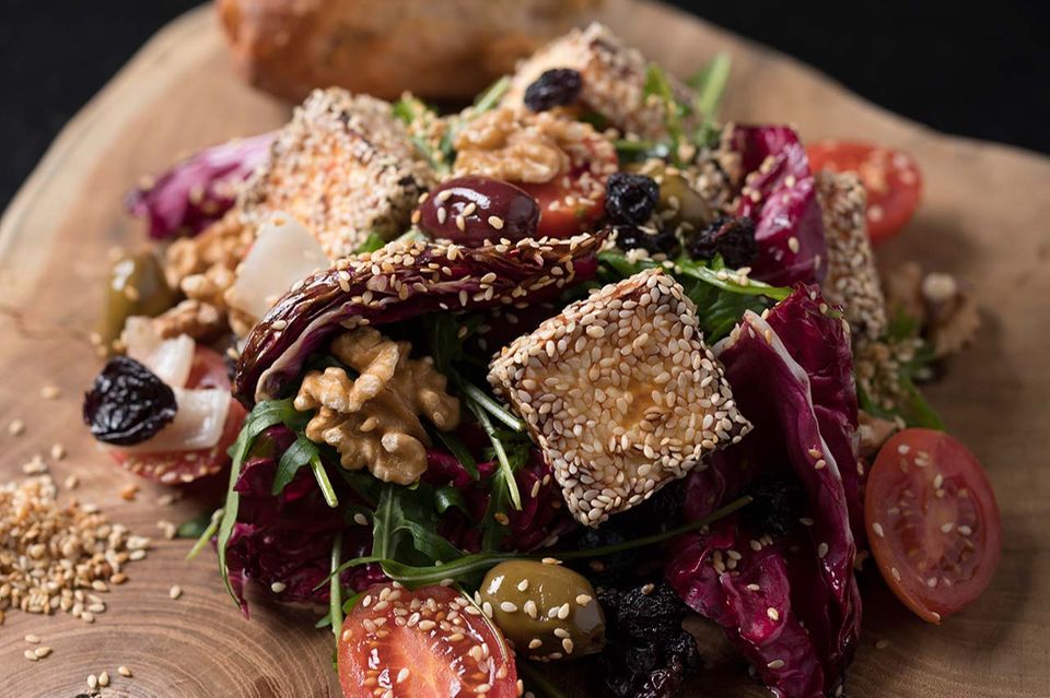 "Hallo Hellas"- Salat mit Sesam-Feta "Hallo Hellas"- Salat mit Sesam-Feta